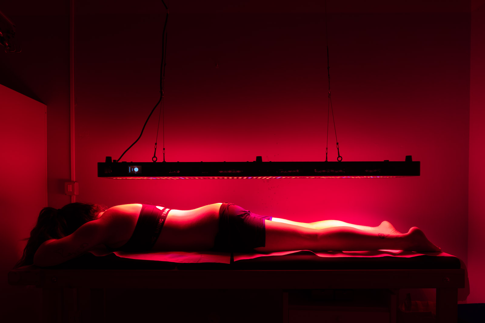 Seduta di fotobiomodulazione con pannello a luce rossa